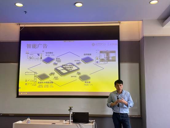 汉子和女人站在电视前低可信度描述已自动天生