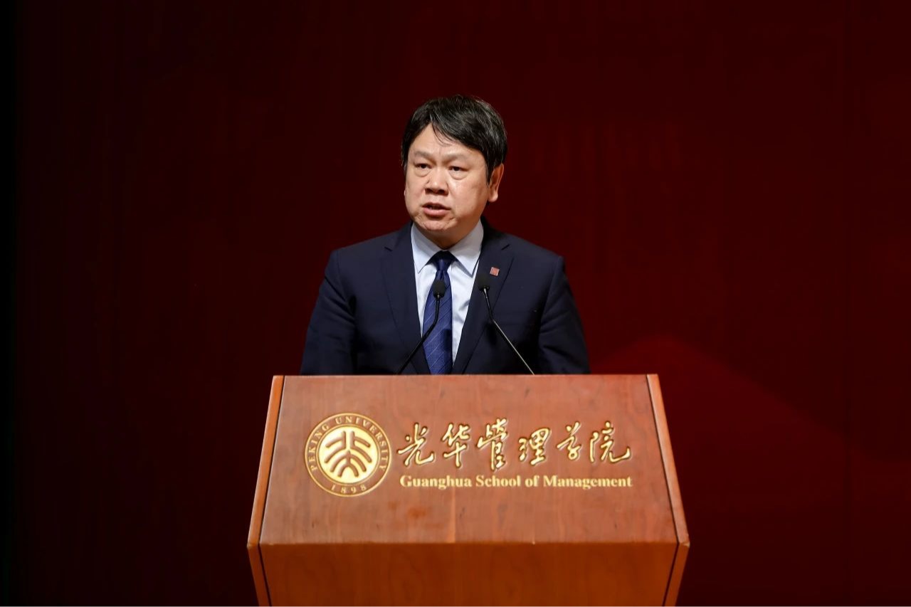 谦卑的思想者丨北大J9集团国际院长刘俏2024年开学典礼致辞